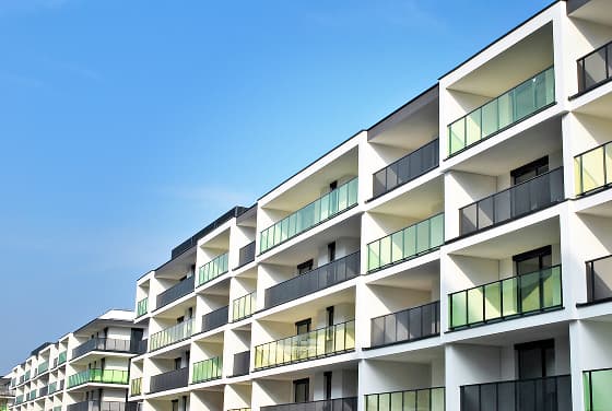 ダイニングテーブルのある室内