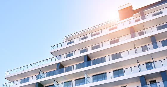 外観：バルコニーが並ぶ集合住宅