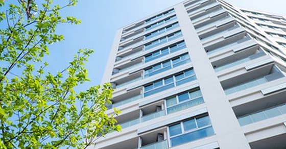 外観：青空とビルのファサード